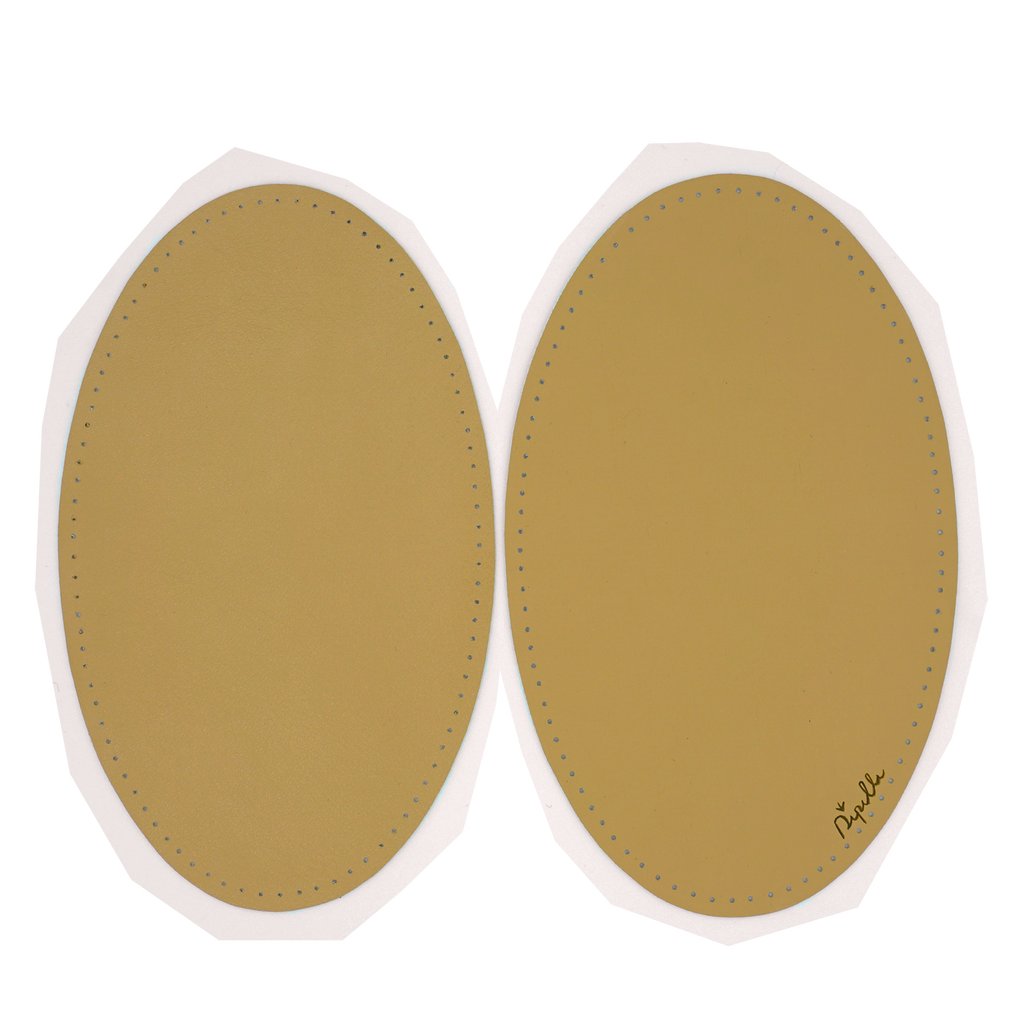 Toppe di pelle di mela effetto cuoio liscio di colore beige firmate Dipilli. Spessore 0.7 mm, ideale per pullover sottili di cotone e lana e per giacche di seta e cotone. Misure: 9.8 x 16.2 cm.