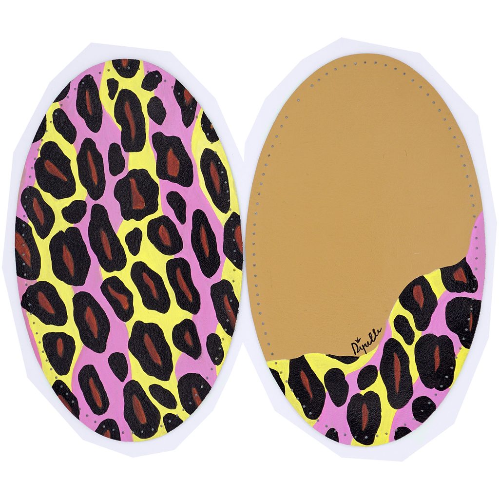 Toppe di pelle di mela effetto cuoio di colore beige, dipinte a mano con motivo leopardato pop. WOMAN Spessore 0.7 mm, ideale per pullover sottili di cotone e lana e per giacche di seta e cotone. Misure: 9.8 x 16.2 cm. Pittura anallergica.