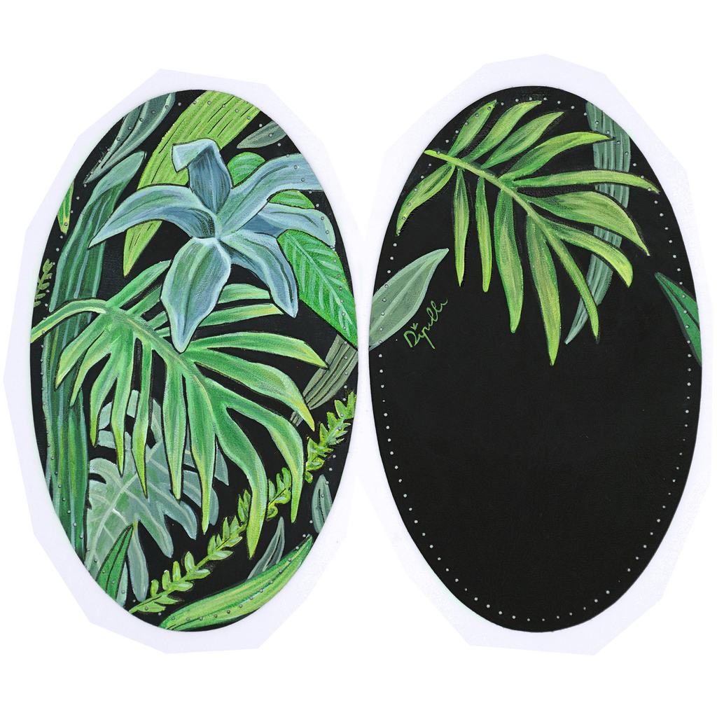 Toppe di pelle di cactus effetto liscio color nero, dipinte a mano con motivo di foglie tropicali. UNISEX Spessore 0.5 mm, ideale per maglioncini sottili di cotone e lana e per giacche di seta e cotone. Misure 9.8 x 16.2 cm. Pittura anallergica.