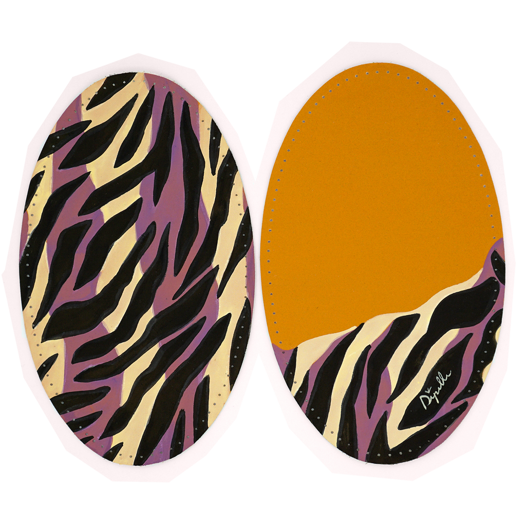 Toppe di pelle di mela effetto velluto color ocra, dipinte a mano con motivo zebrato pop. UNISEX Spessore 0.65 mm, ideale per pullover sottili di cotone e lana e per giacche di seta e cotone. Misure: 9.8 x 16.2 cm. Pittura anallergica.